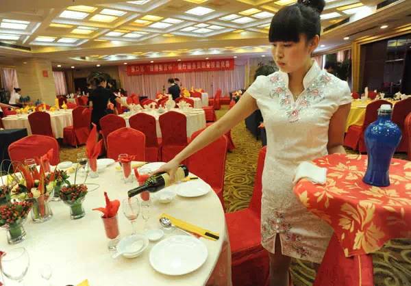 致我們身邊最可愛的餐飲人——餐飲服務(wù)的點(diǎn)滴辛勞與溫暖